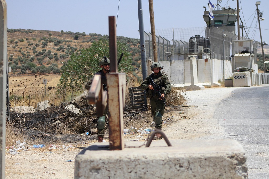 قوات الاحتلال الإسرائيلي تعيق حركة المواطنين على الحواجز بين مدينتي نابلس وقلقيلية (تصوير: وفا)